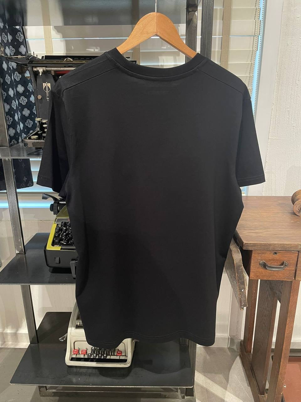 Tricou Lv