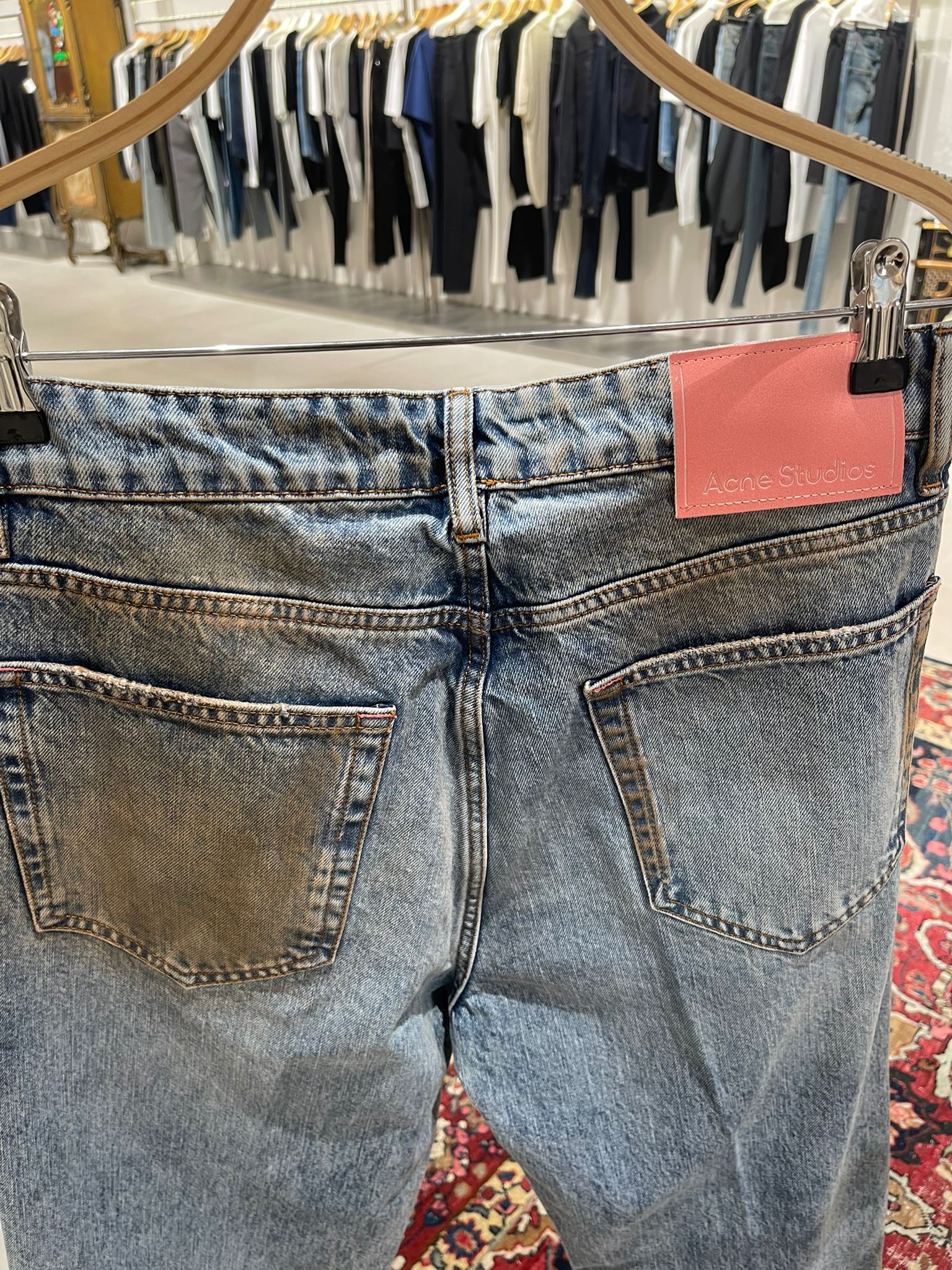 Blugi Acne