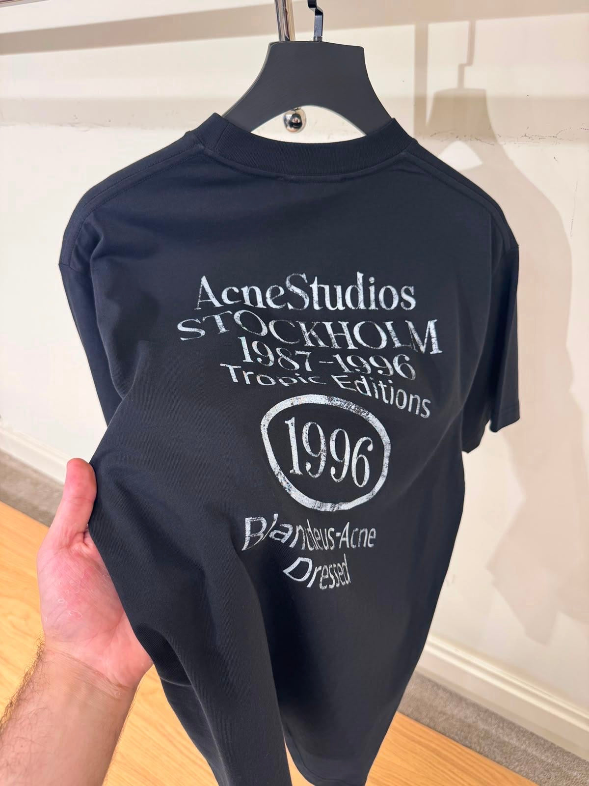 Tricou Acne