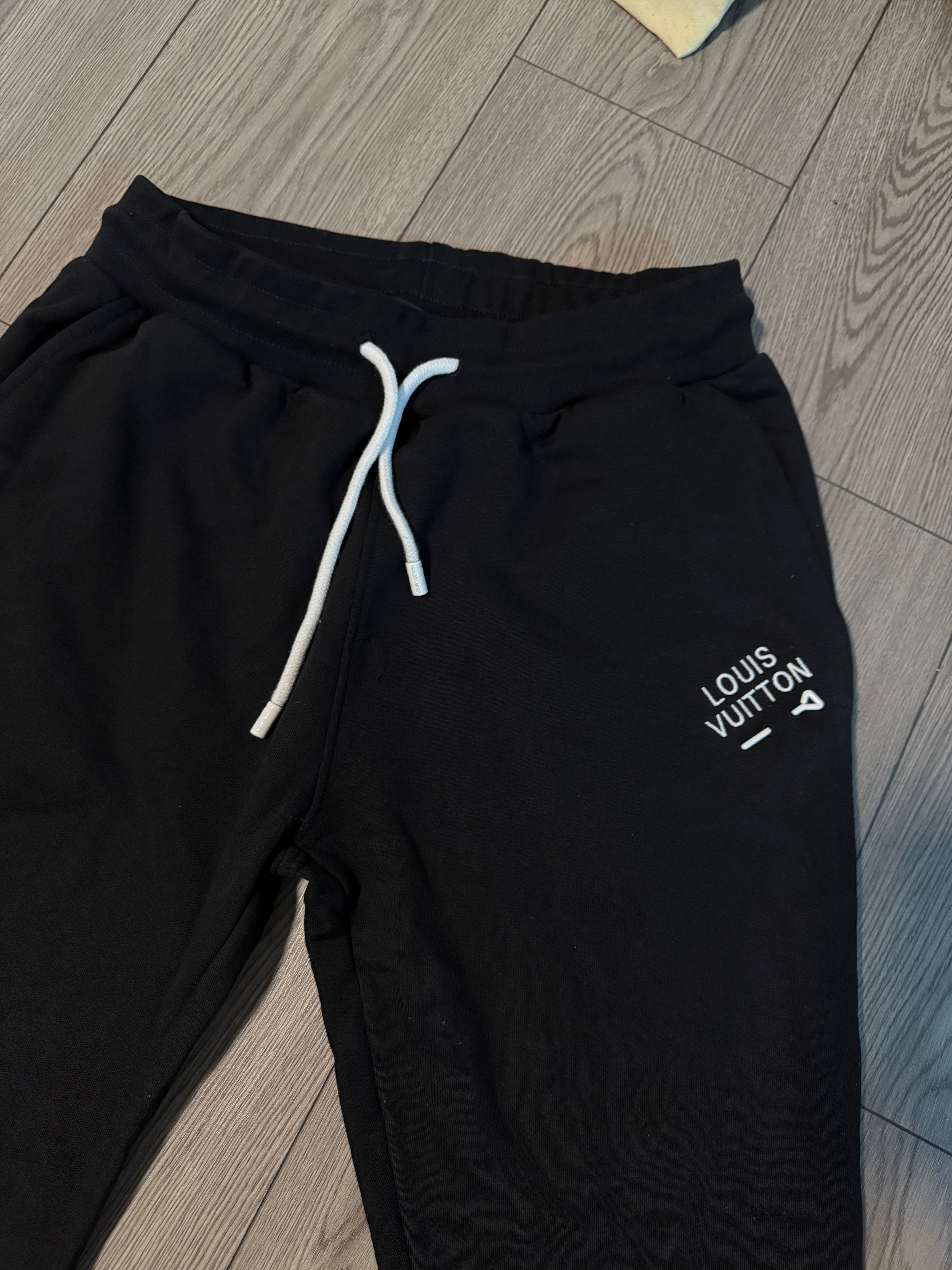 Pantaloni trening Lv