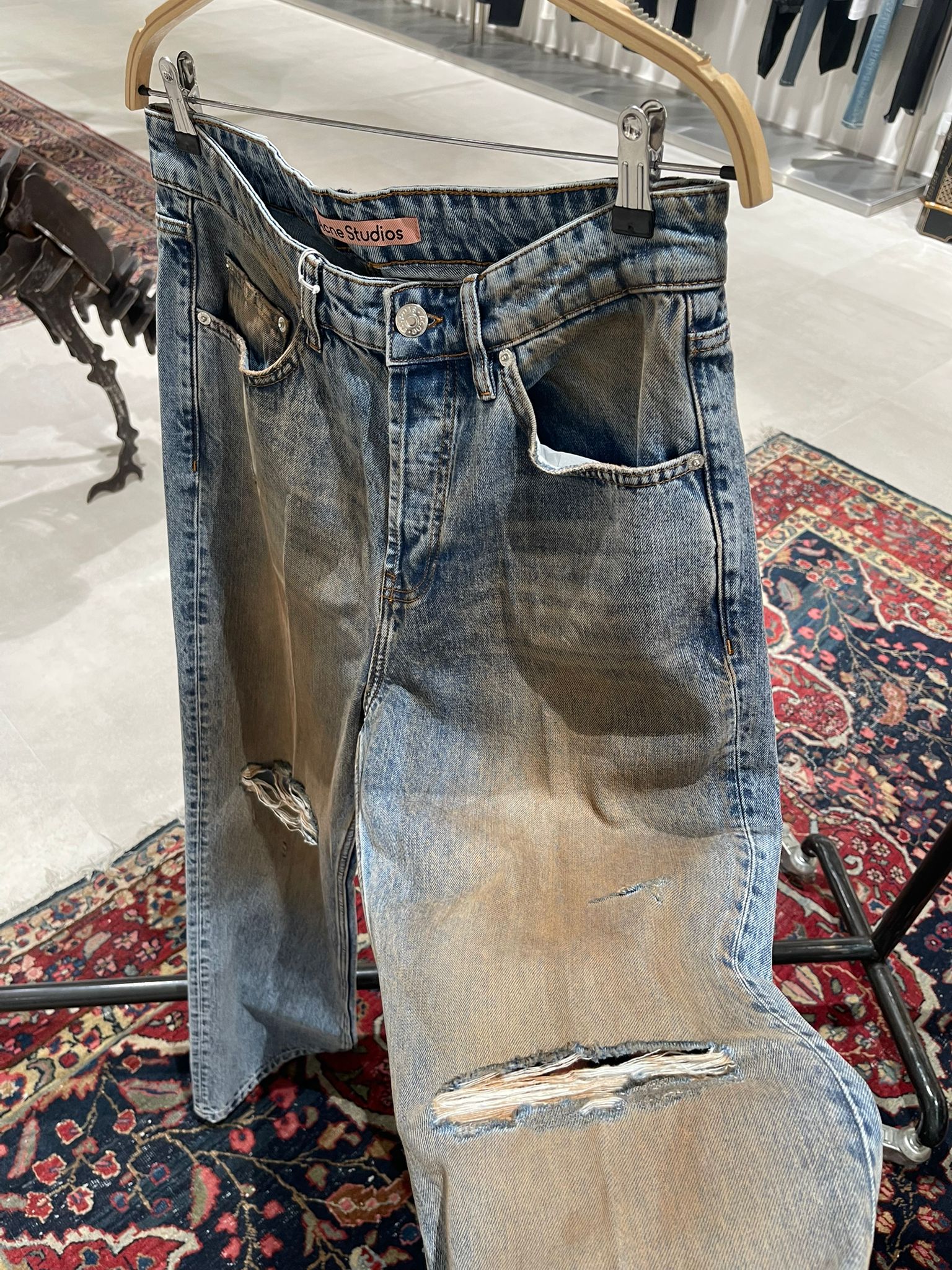Blugi Acne
