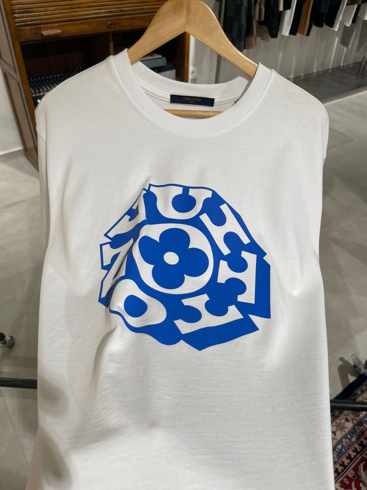 Tricou Lv